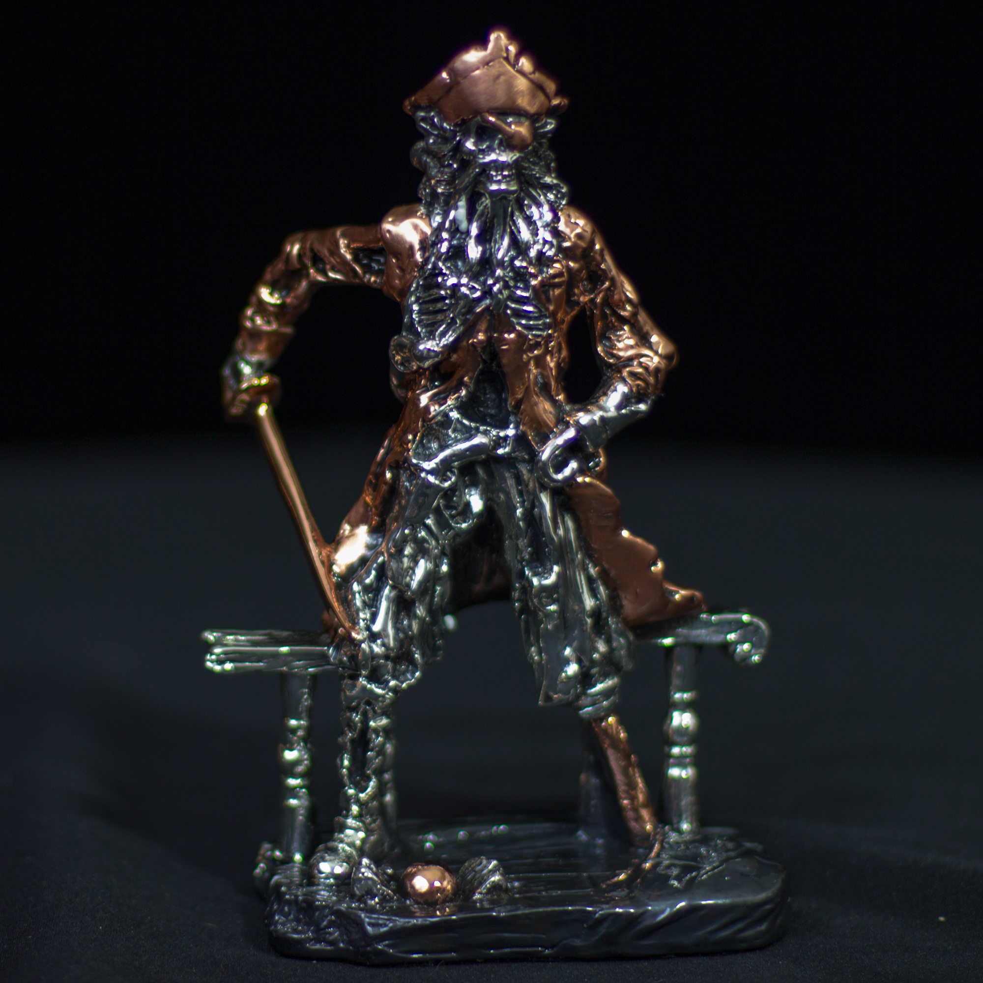SU.SOT.C042 - Silver and Copper Male Pirate Skeleton Sculpture